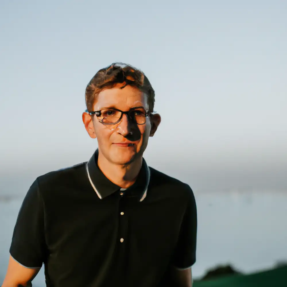 A random English name for the editor of the magazine "Golf Blog" could be Ethan Reynolds.